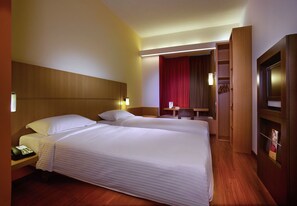 Ropa de cama de alta calidad, edredones de plumas, minibar y caja fuerte