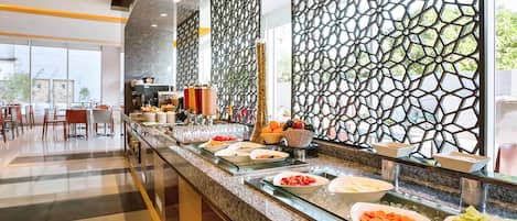 Aperto a colazione, pranzo e cena, cucina internazionale