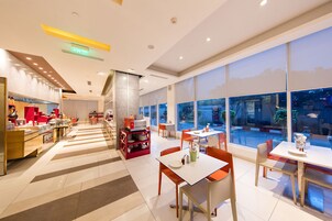 Se ofrece un desayuno bufé (444 INR por persona)