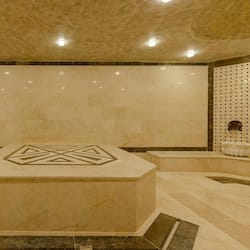 Een sauna, een stoombad, een Turks bad/hammam, lichaamsbehandelingen