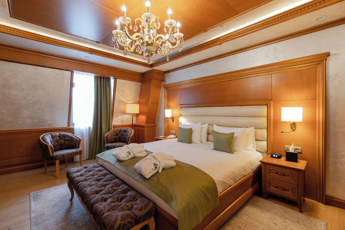 Caja de seguridad en la habitación y cortinas blackout