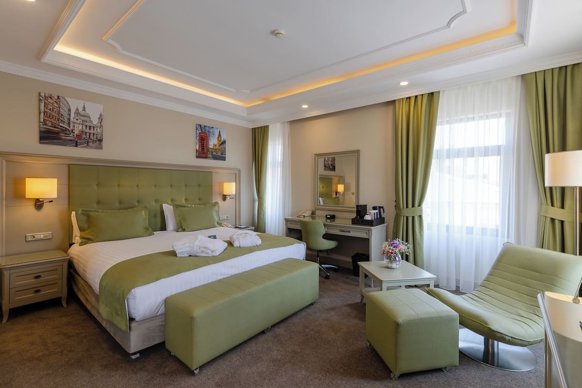 Caja de seguridad en la habitación y cortinas blackout