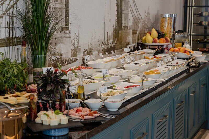 Petit déjeuner, déjeuner et dîner servis sur place