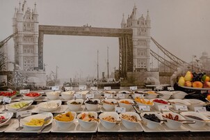 供应早餐、午餐和晚餐，国际美食