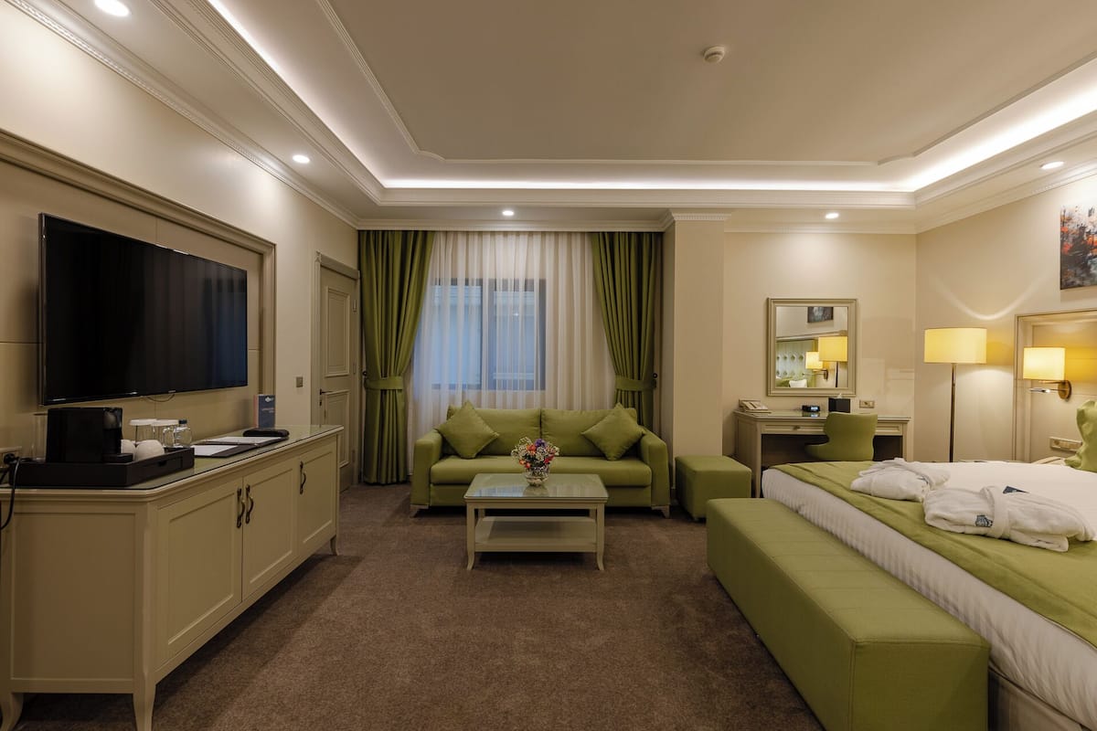 Caja de seguridad en la habitación y cortinas blackout