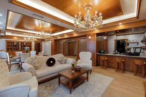 Suite Presidenziale, vista città | Area soggiorno | TV a schermo piatto 55 pollici con canali satellitari, TV
