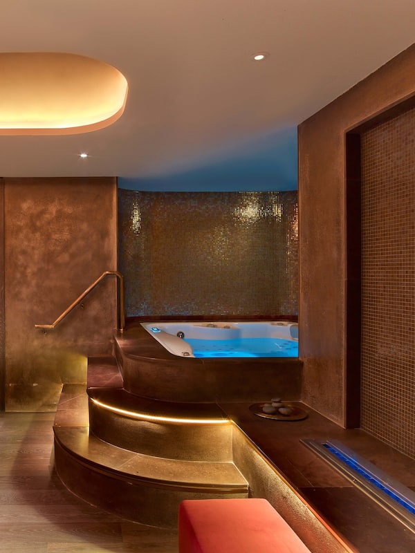 Een sauna, een bubbelbad, een stoombad, een Turks bad/hammam