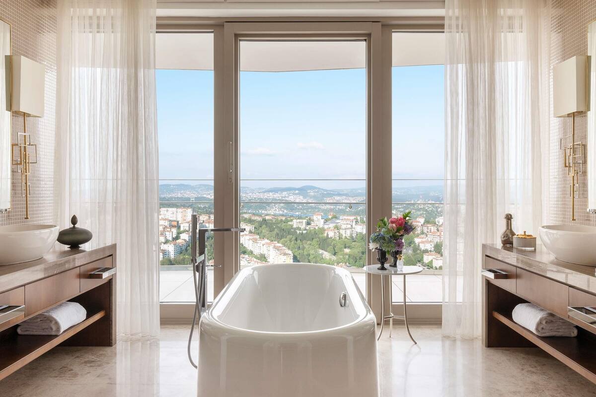 suite, 1 bedroom, city view (1 king bed) | premium bedding, minibar, in-room safe, desk