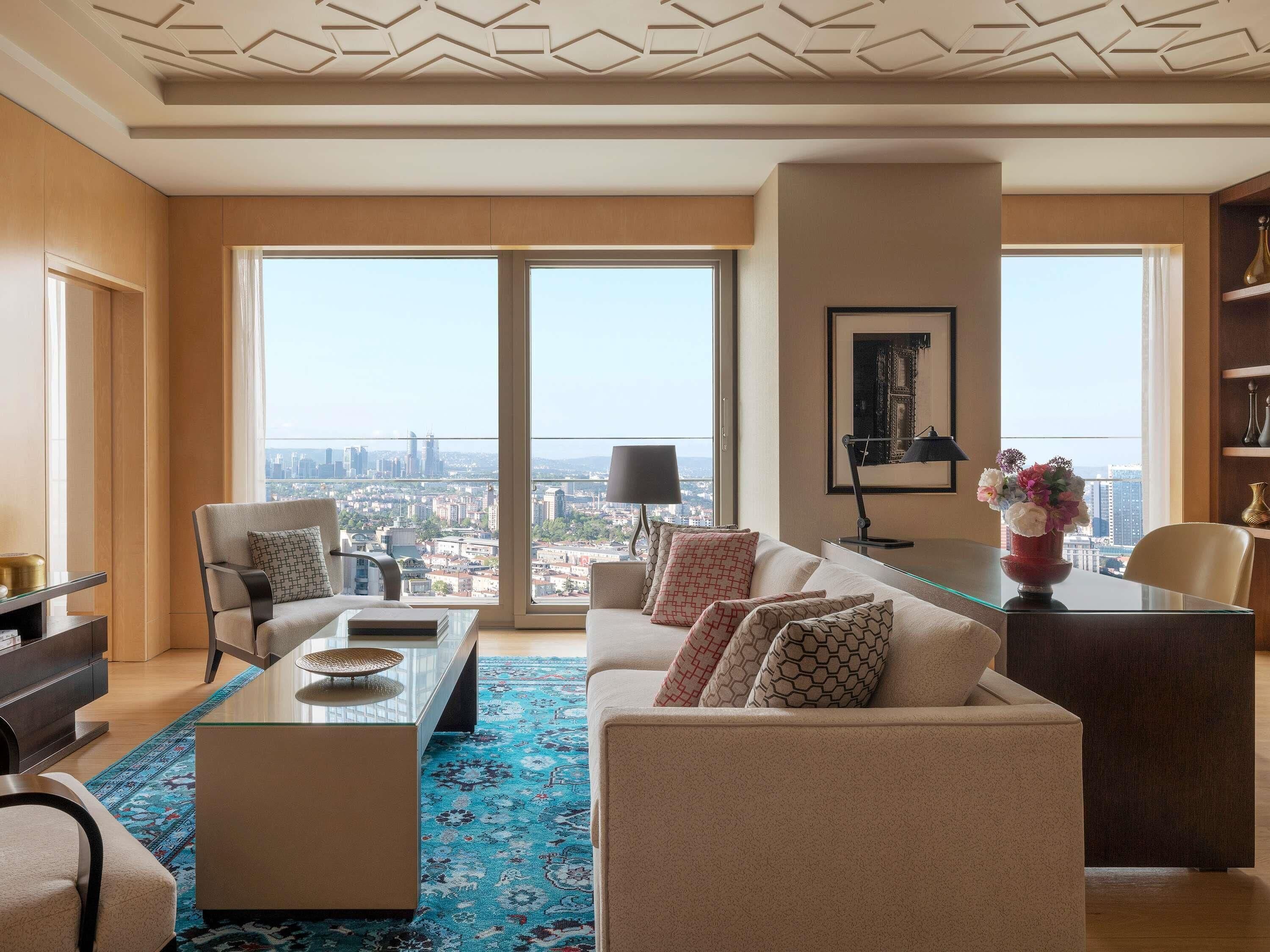 스위트, 침실 1개, 시내 전망 (1 King Bed) | 고급 침구, 미니바, 객실 내 금고, 책상