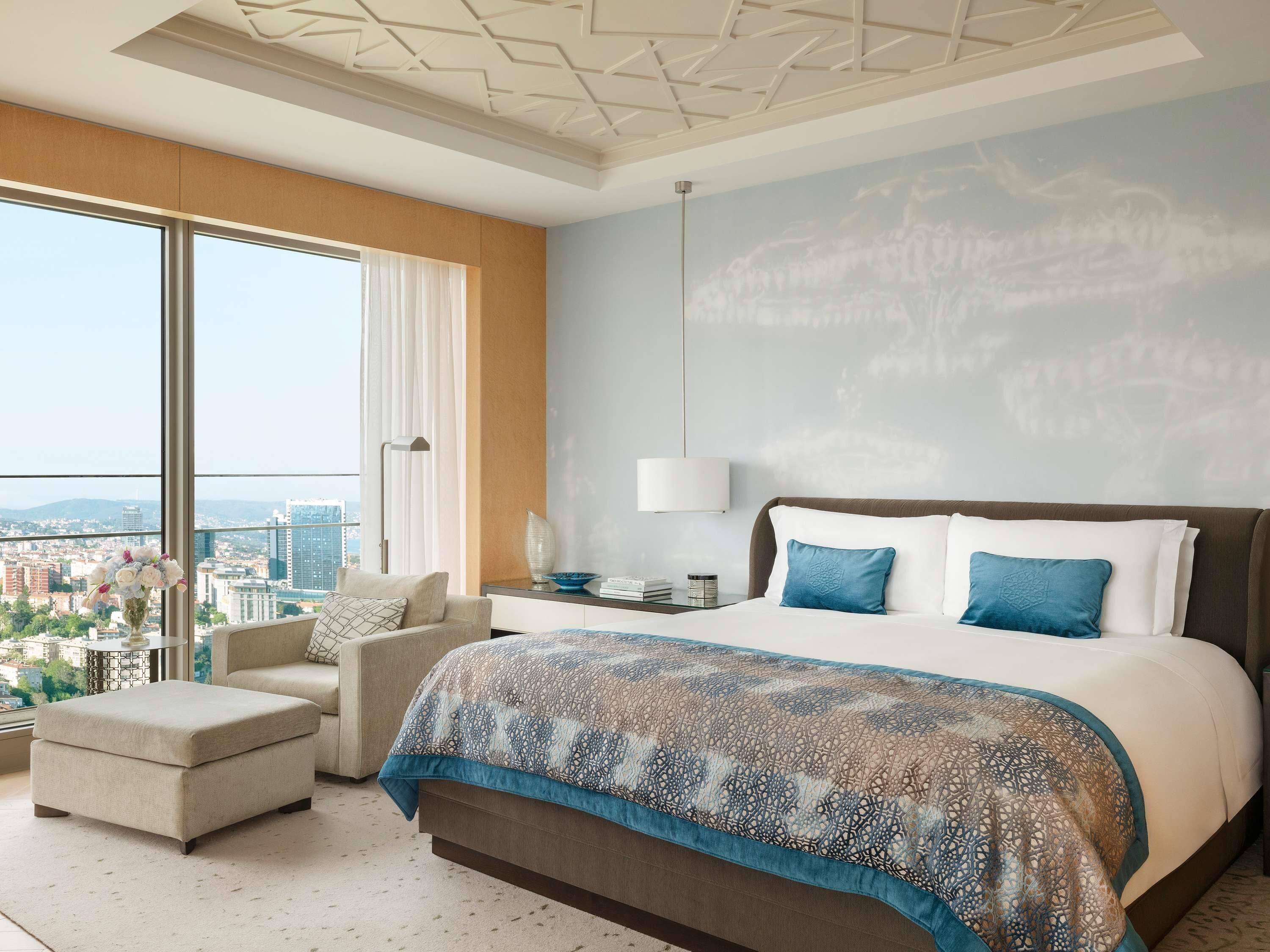 Deluxe Room, 1 King Bed (City) | Premium bedding, minibar, in-room safe, desk
