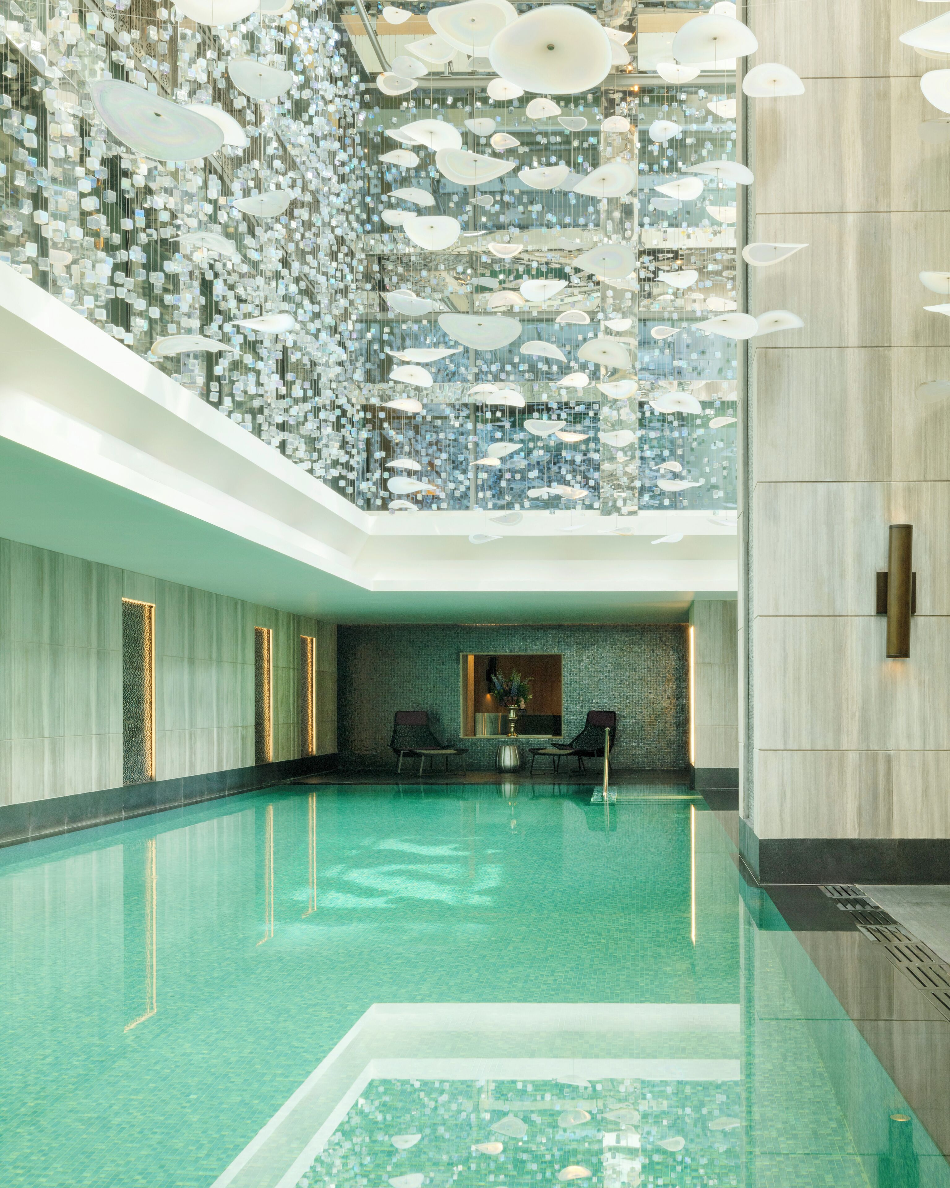 Una piscina techada, guardavidas en la propiedad