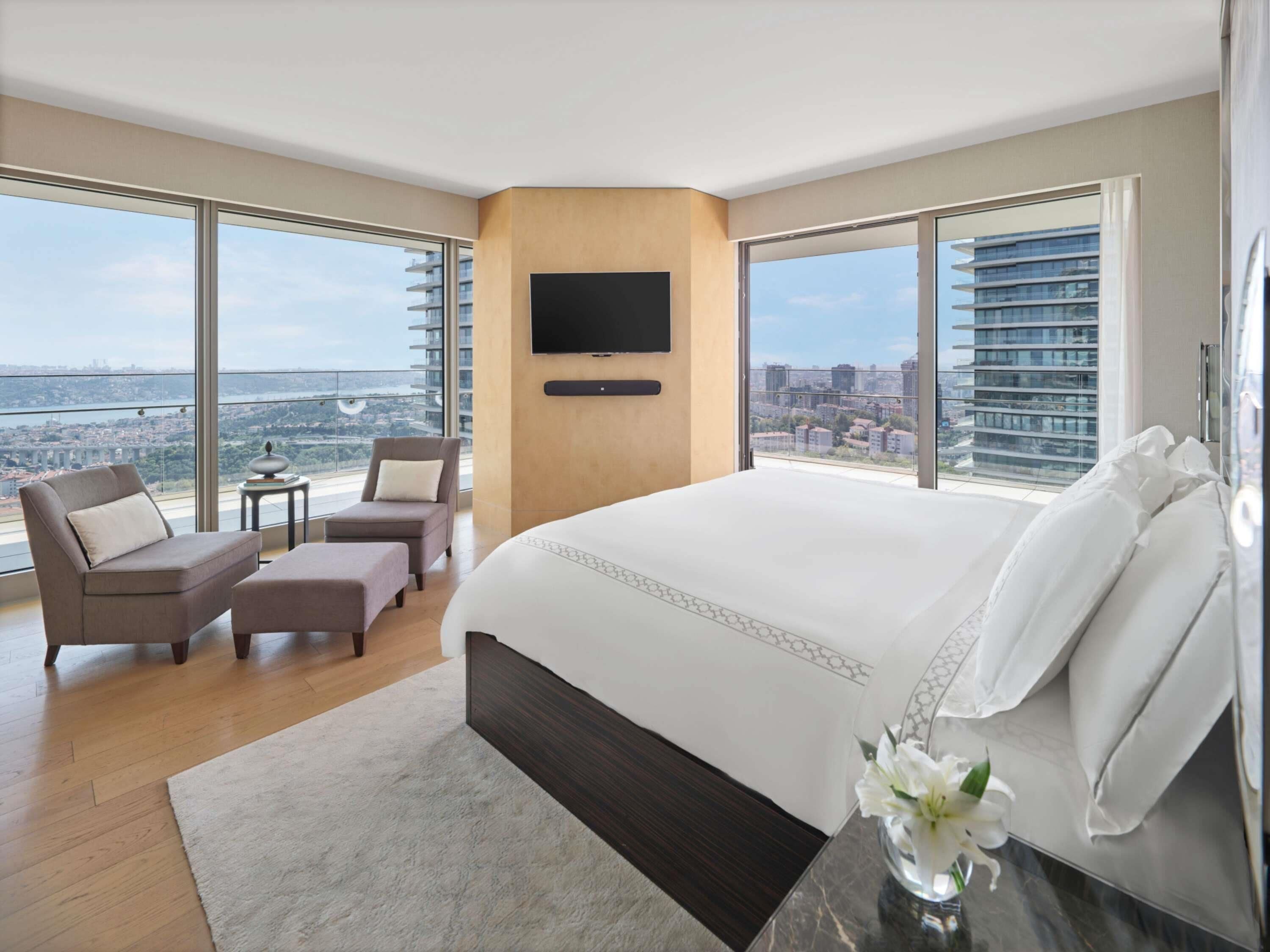 Ropa de cama de alta calidad, minibar, caja fuerte y escritorio