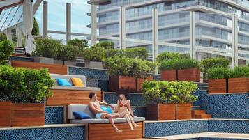 Una piscina techada, una piscina al aire libre de temporada