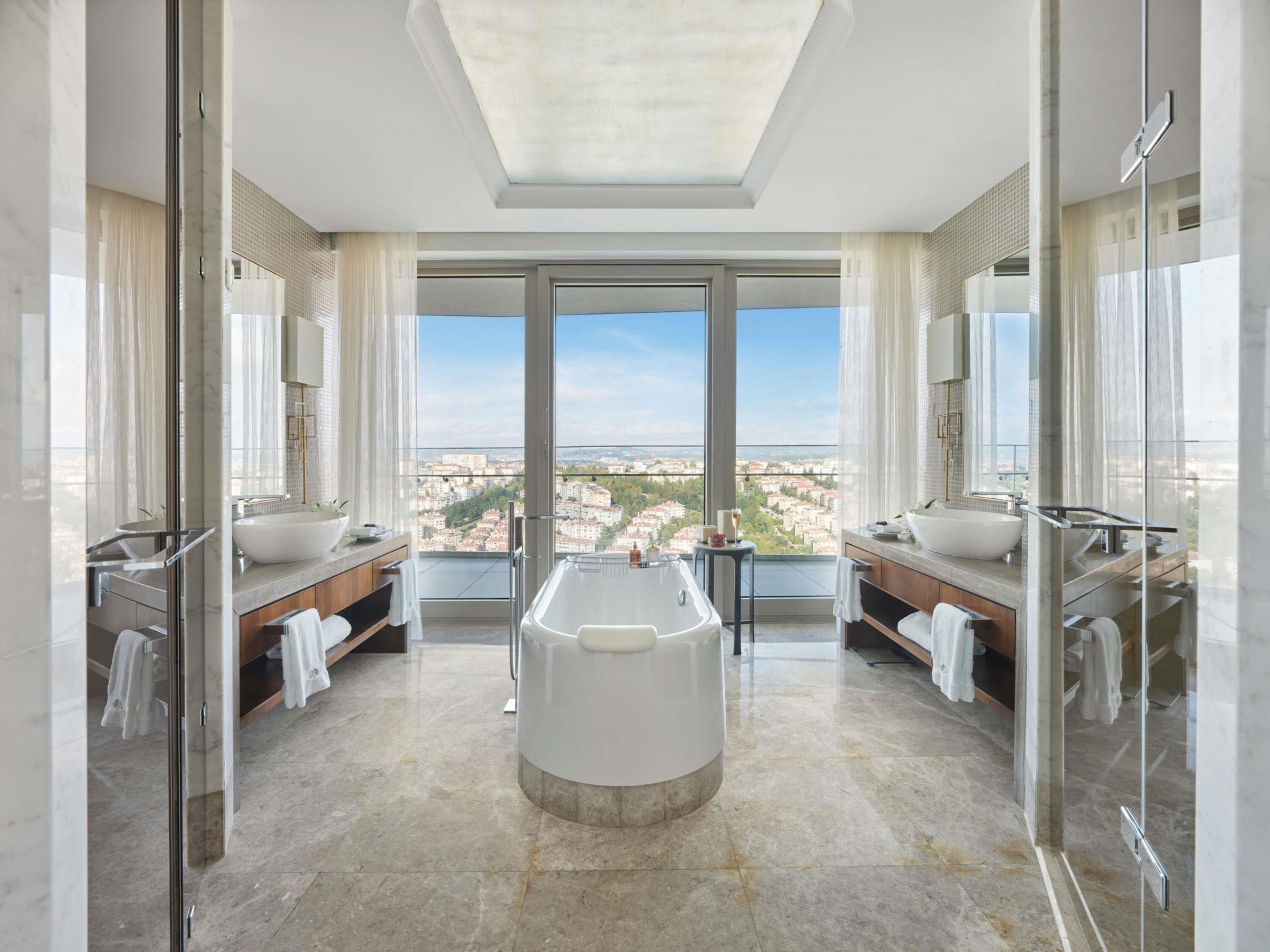 Bosphorus Suite- 1 King Bed, 183 sqm | Sengetøy av topp kvalitet, minibar, safe på rommet og skrivebord