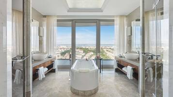 Bosphorus Suite- 1 King Bed, 183 sqm | Literie de qualité supérieure, minibar, coffres-forts dans les chambres