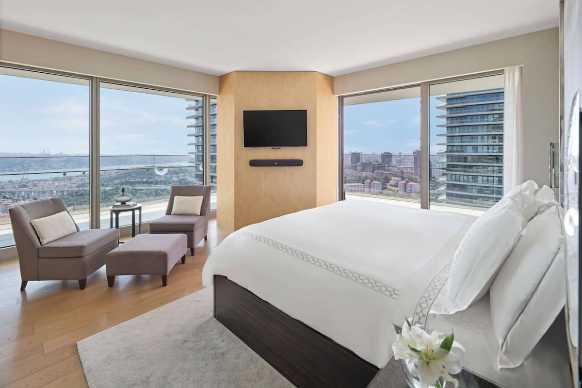 Bosphorus Suite- 1 King Bed, 183 sqm | Literie de qualité supérieure, minibar, coffres-forts dans les chambres
