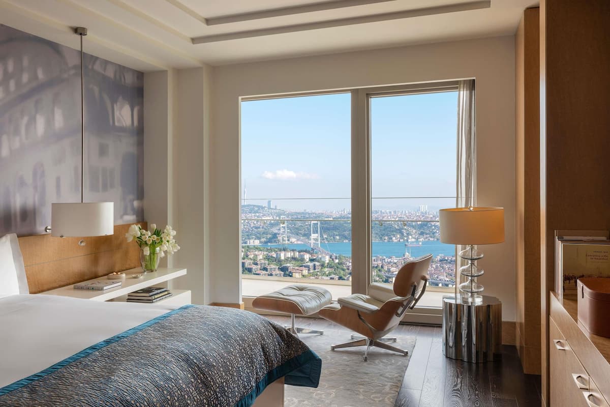 Suite, 1 King Bed | Premium bedding, minibar, in-room safe, desk