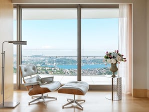 Bosphorus Suite- 1 King Bed, 183 sqm | Peralatan tempat tidur premium, bar mini, peti besi dalam bilik, meja