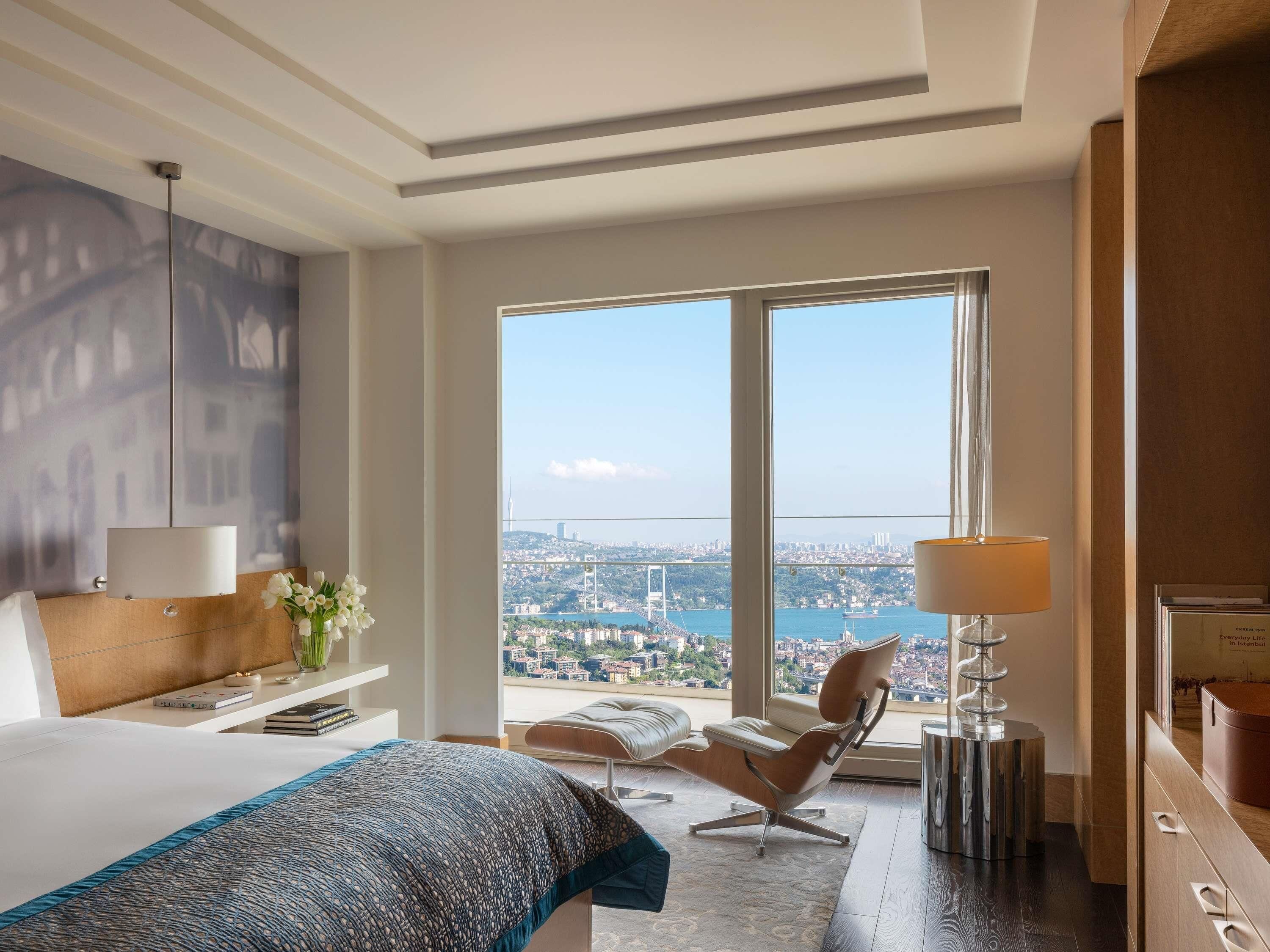 Suite, 1 King Bed | Premium bedding, minibar, in-room safe, desk