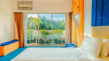 Grand tweepersoonskamer, 1 queensize bed (Deluxe) | Een kluis op de kamer, een bureau, een laptopwerkplek