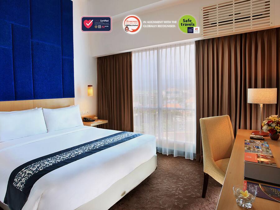 Deluxe Queen Room | In-room safe, desk, laptop workspace, soundproofing