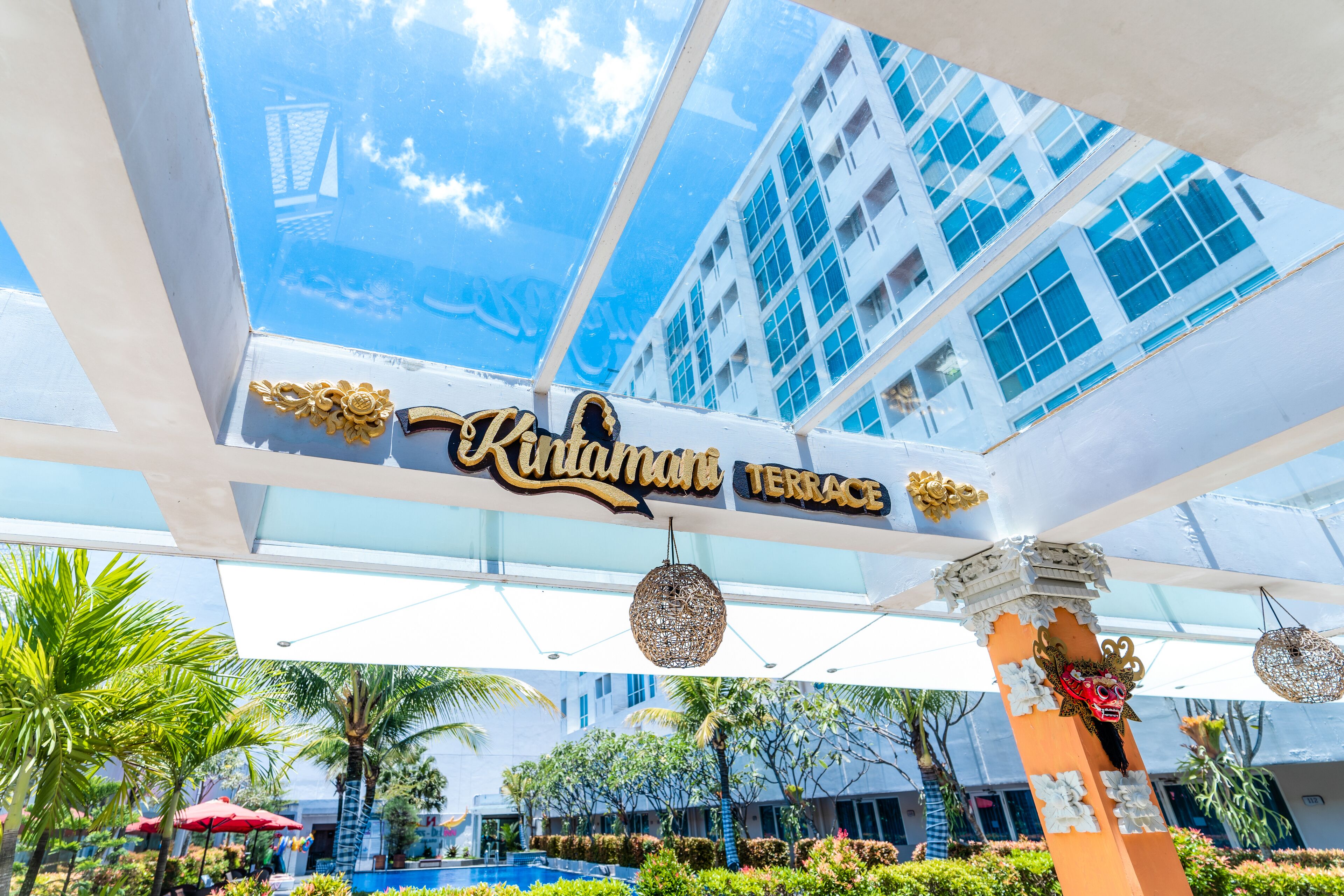 breakfast, lunch served; international cuisine, al fresco dining