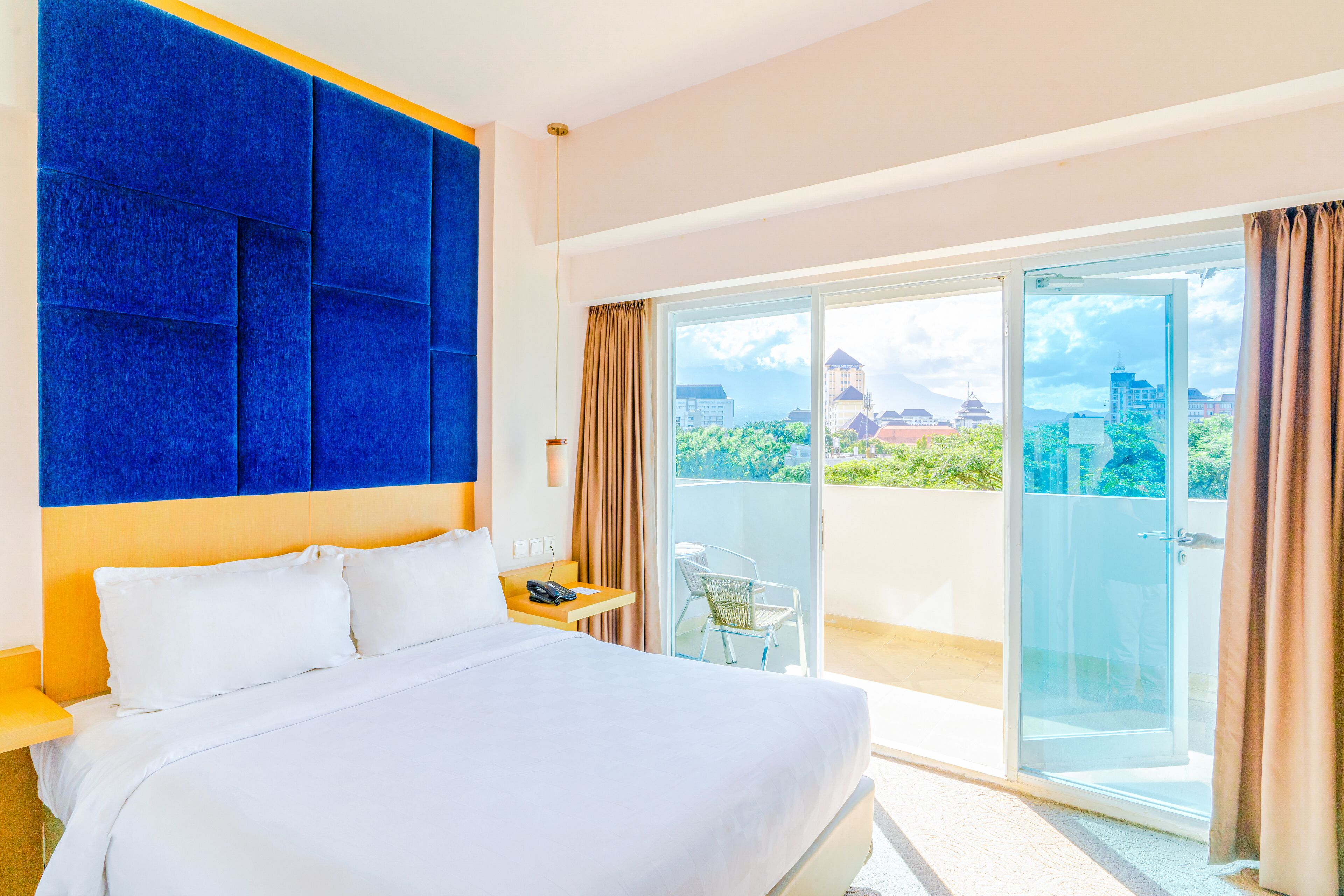 Caja de seguridad en la habitación y escritorio 