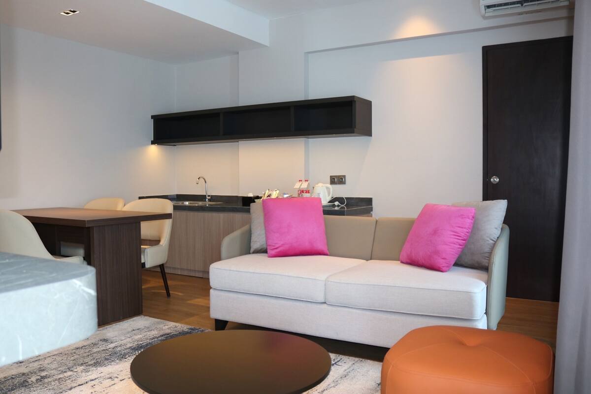 suite | 1 bedroom, in-room safe, desk, laptop workspace