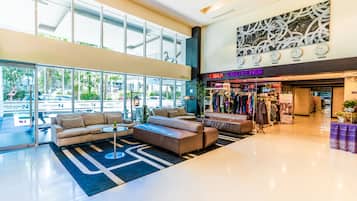Coin salon dans le hall