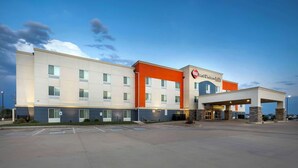Modernilla designilla varustettu Best Western Plus -hotelli, jossa on useita kerroksia ja katettu pysäköintialue.
