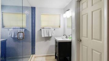 Deluxe Double Room | Bathroom | Separate tub and shower, bidet, towels