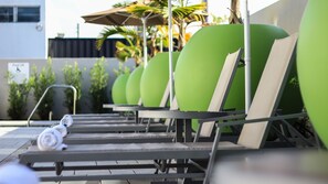 Outdoor pool - Holiday Inn Express & Suites Miami Airport East by IHG (Miami)