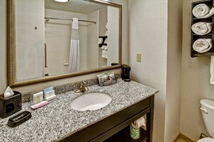 Combined shower/tub, free toiletries, towels