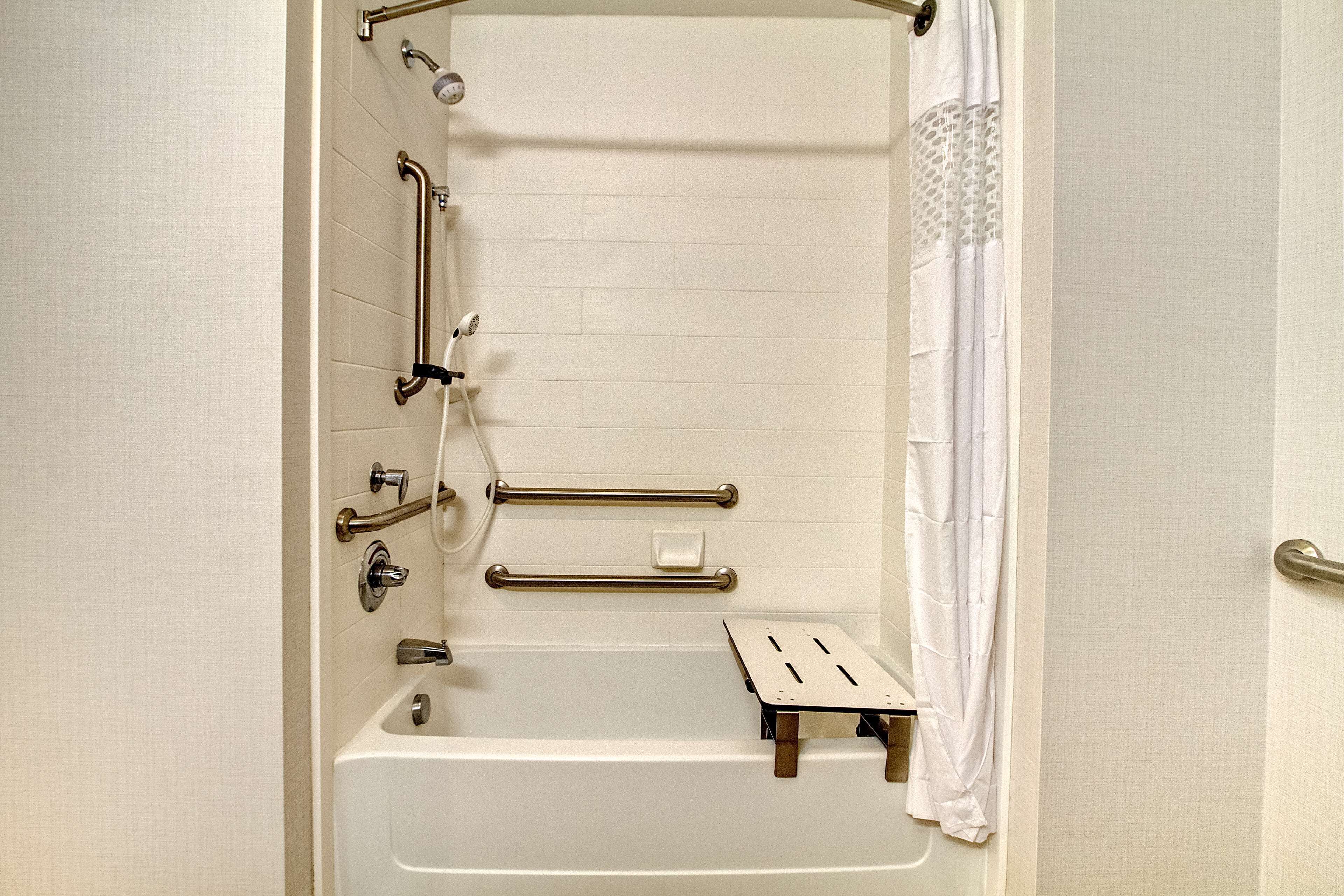 combined shower/bathtub, free toiletries, towels