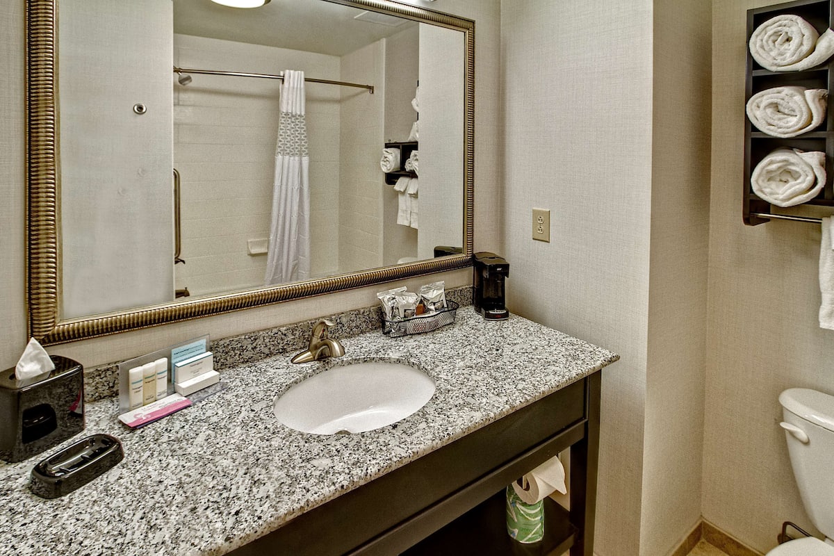 combined shower/bathtub, free toiletries, towels