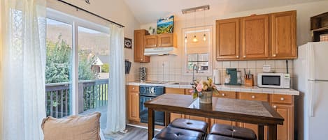 Deluxe Cabin, Multiple Beds, Non Smoking | Desk, blackout drapes, free WiFi, bed sheets