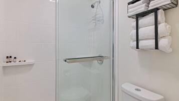 Deluxe Room, 1 King Bed, Non Smoking | Bathroom | Combined shower/tub, free toiletries, hair dryer, towels