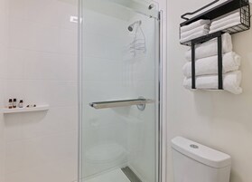 Quarto luxo, 1 cama King, para não fumantes | Banheiro | Chuveiro/banheira combinados, produtos de toalete grátis