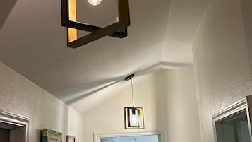 华丽小屋, 多张床, 无烟房 | 起居区 | 32-英寸纯平电视 (配备有线频道)、电视