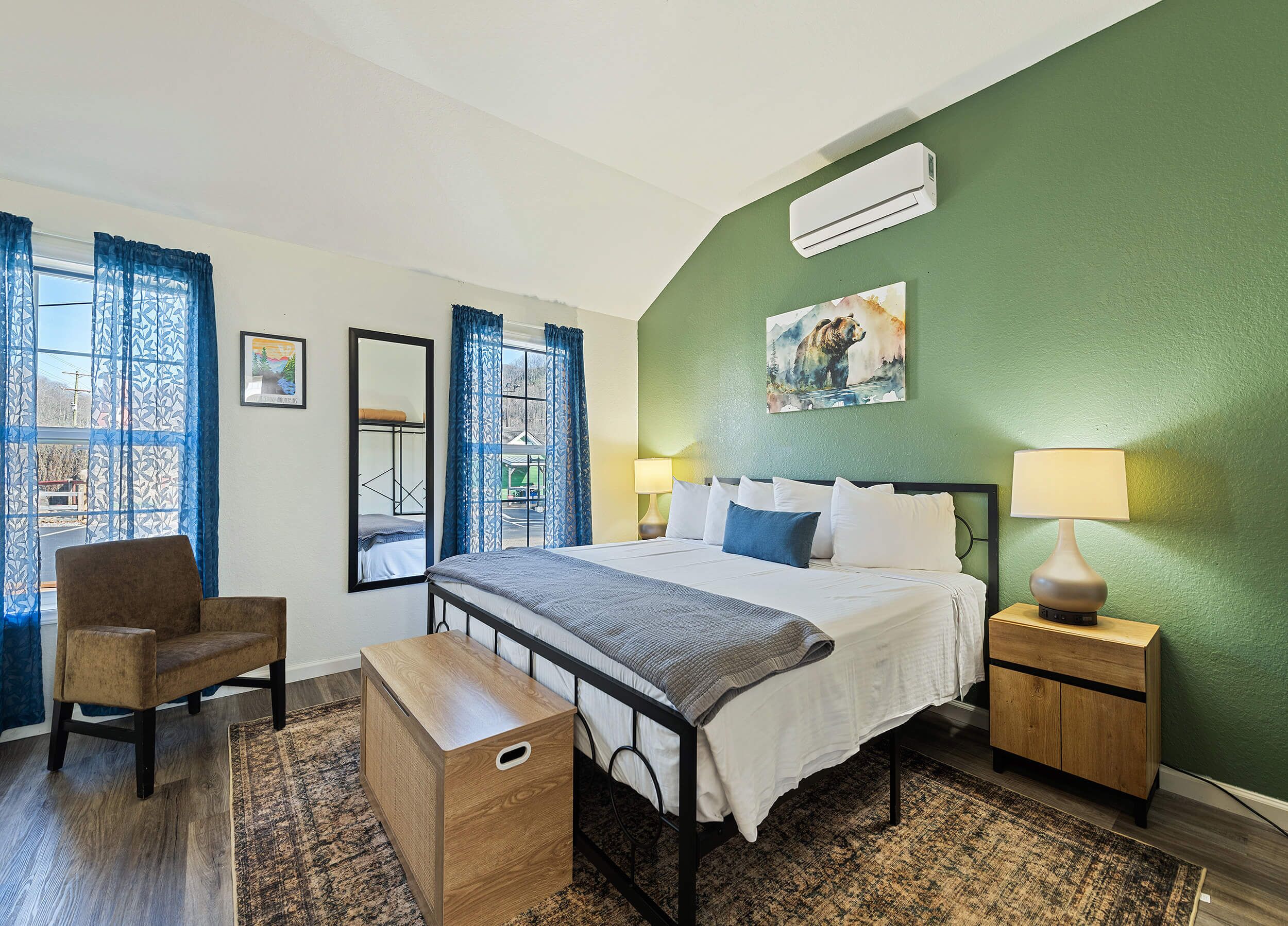 Deluxe Cabin, Multiple Beds, Non Smoking | Desk, blackout drapes, free WiFi, bed sheets