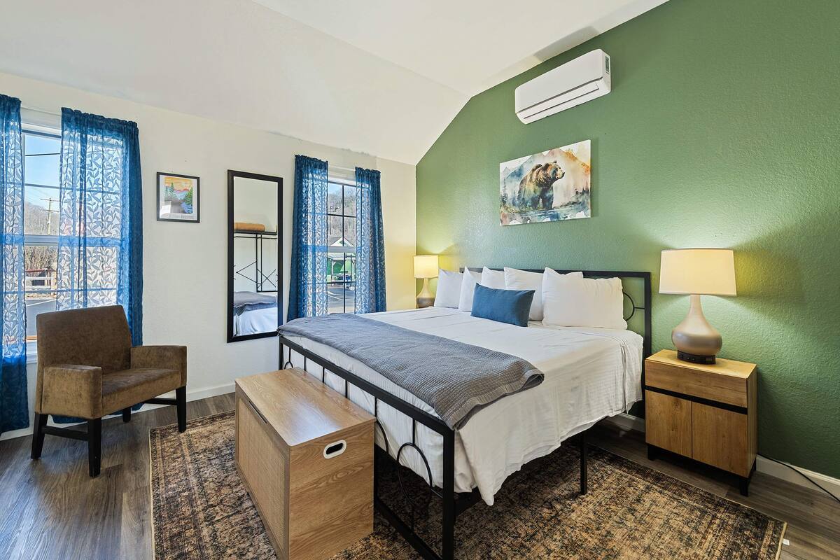 Deluxe Cabin, Multiple Beds, Non Smoking | Desk, blackout drapes, WiFi (free), bed sheets