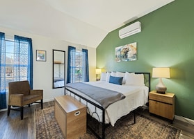 Deluxe Cabin, Multiple Beds, Non Smoking | Desk, blackout drapes, WiFi (free), bed sheets