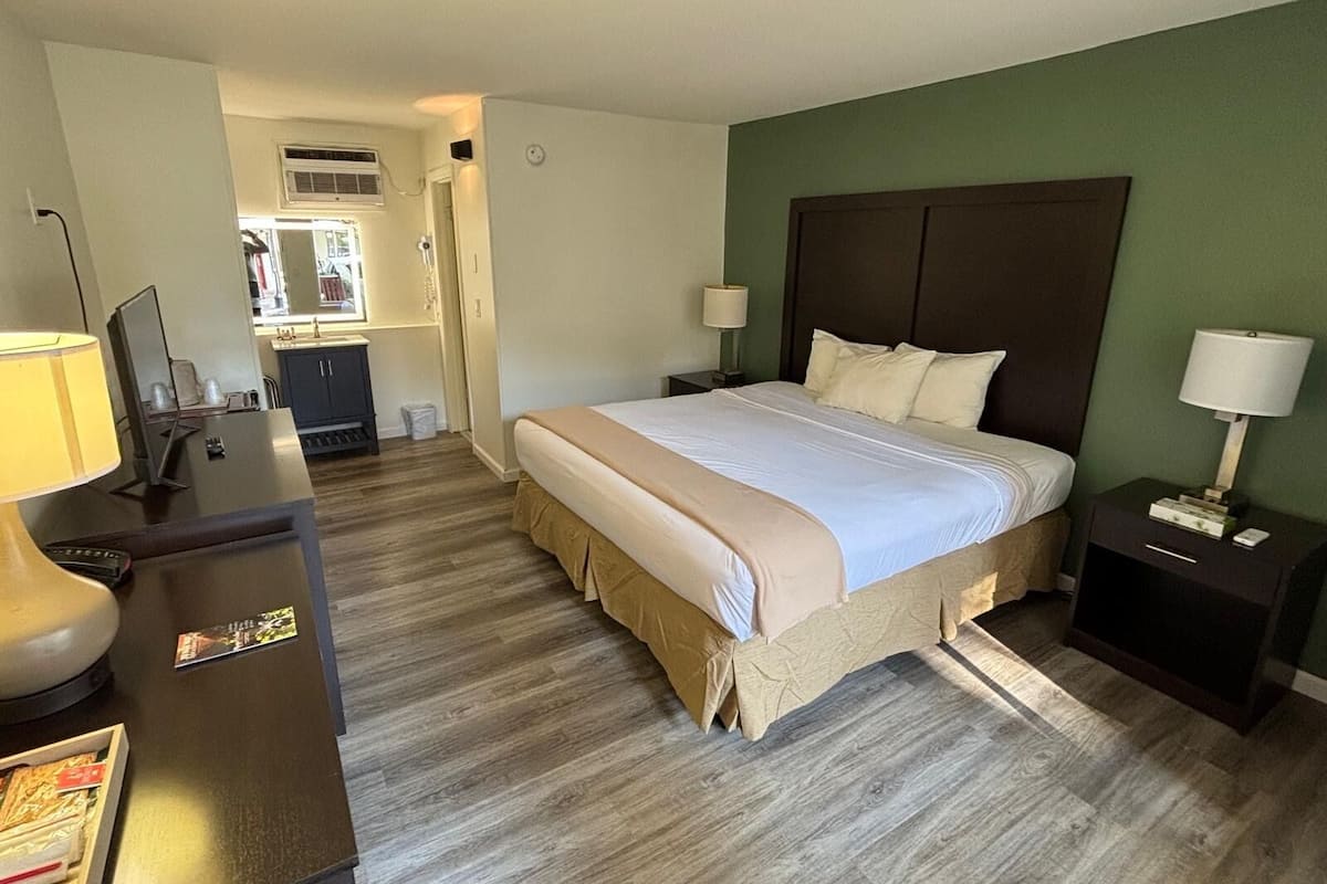 Quarto luxo, 1 cama King, para não fumantes | Escrivaninha, cortinas blackout, Wi-Fi de cortesia, roupa de cama