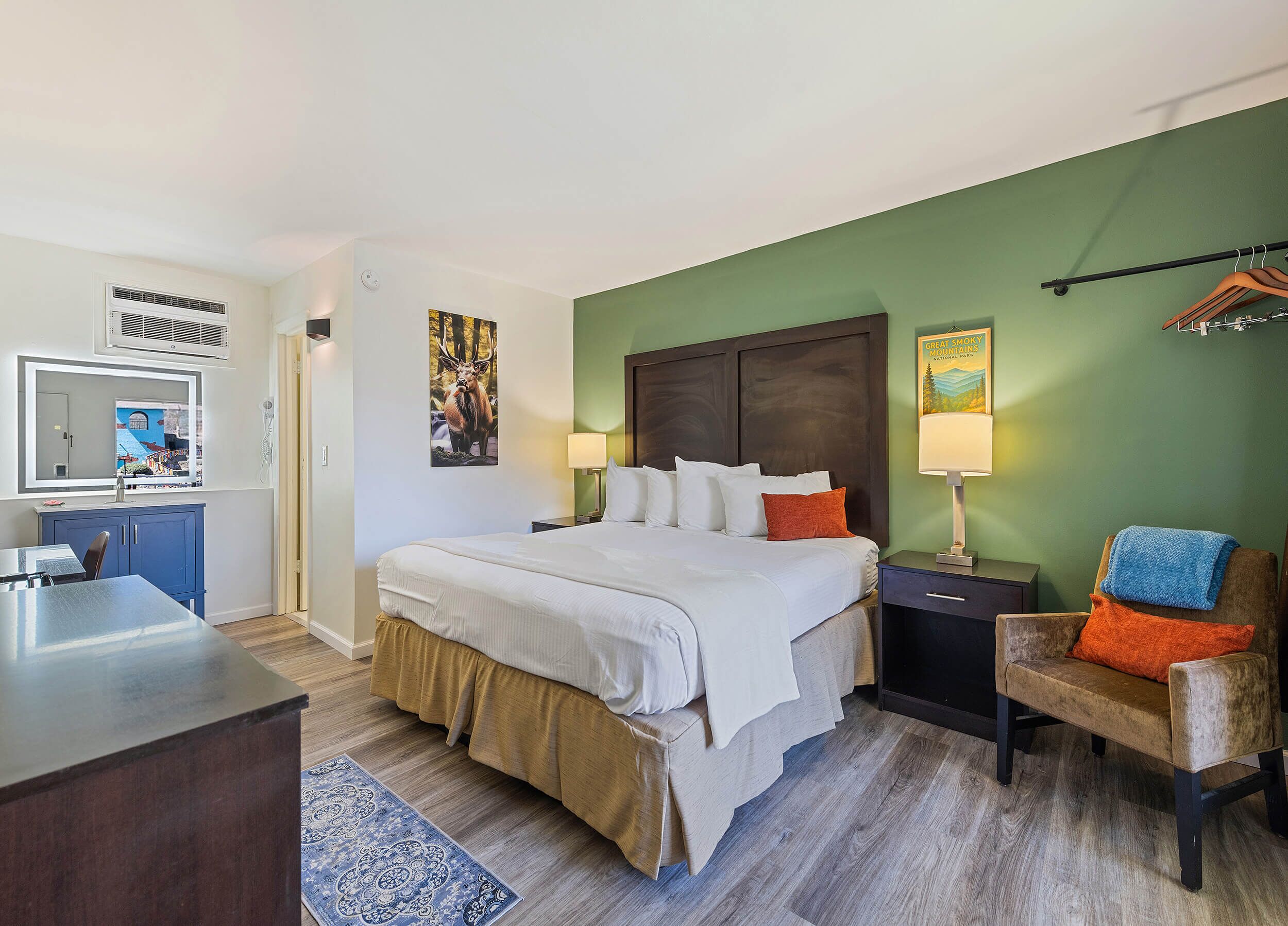 Deluxe Room, 1 King Bed, Non Smoking | Desk, blackout drapes, free WiFi, bed sheets
