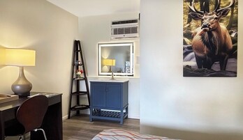 Escritorio, cortinas blackout, wifi gratis y ropa de cama 