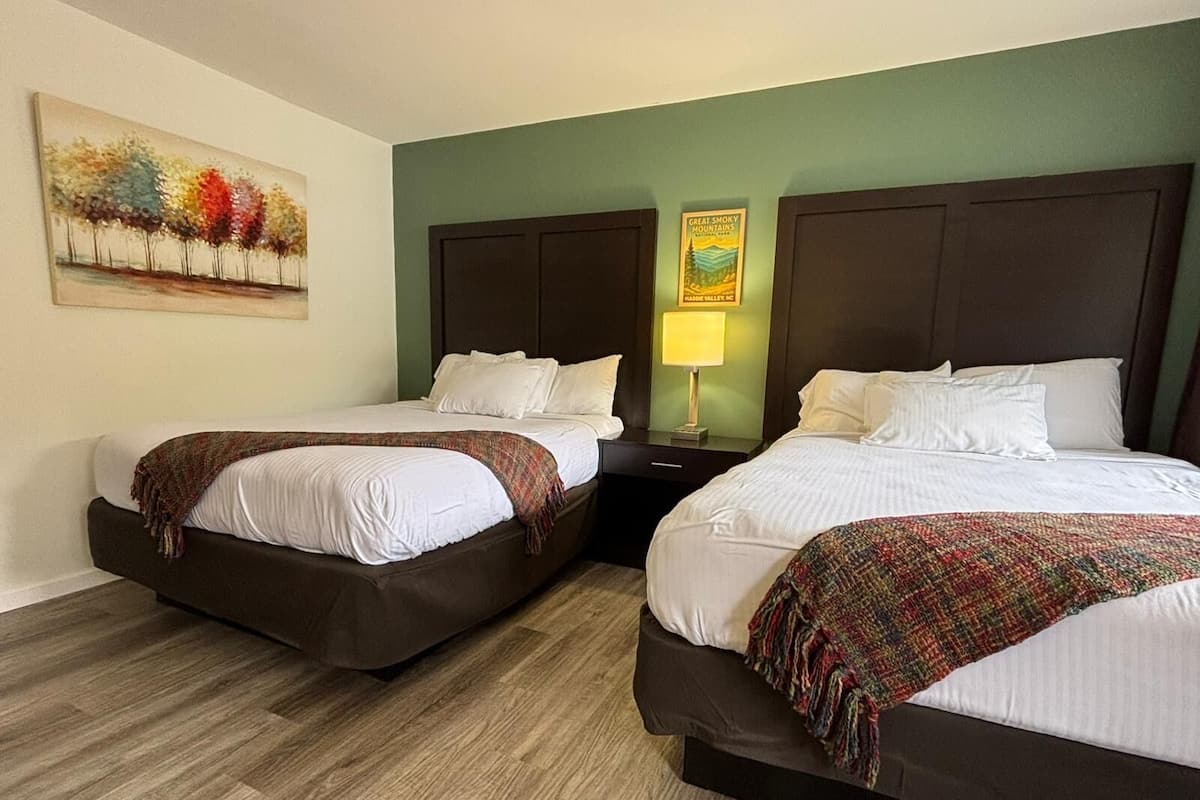 Quarto luxo, 2 camas Queen, para não fumantes | Escrivaninha, cortinas blackout, Wi-Fi de cortesia, roupa de cama
