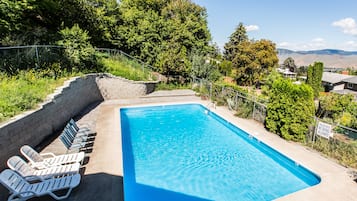 Seasonal outdoor pool, sun loungers