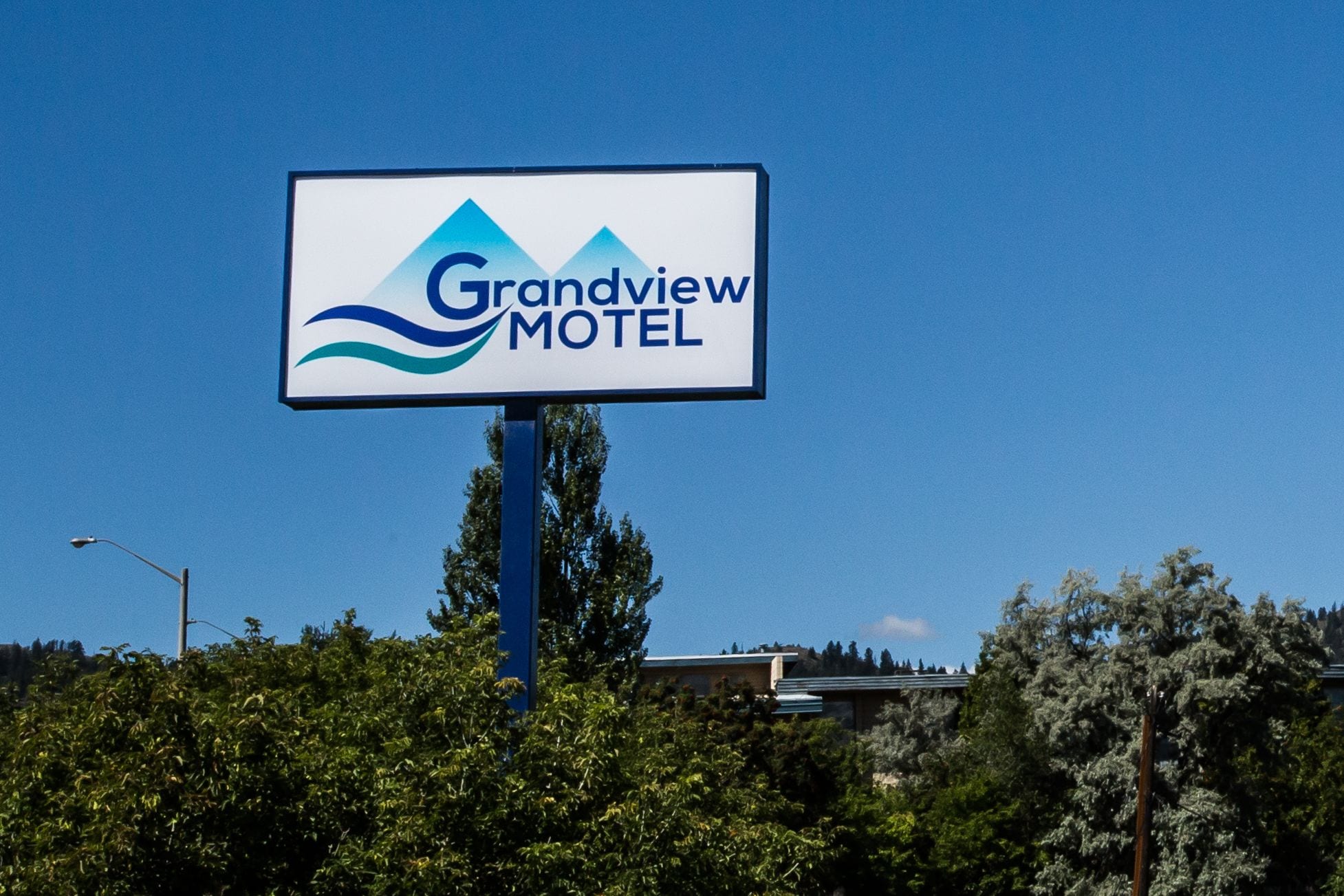 A sign for the Grandview Motel with a mountain logo.
