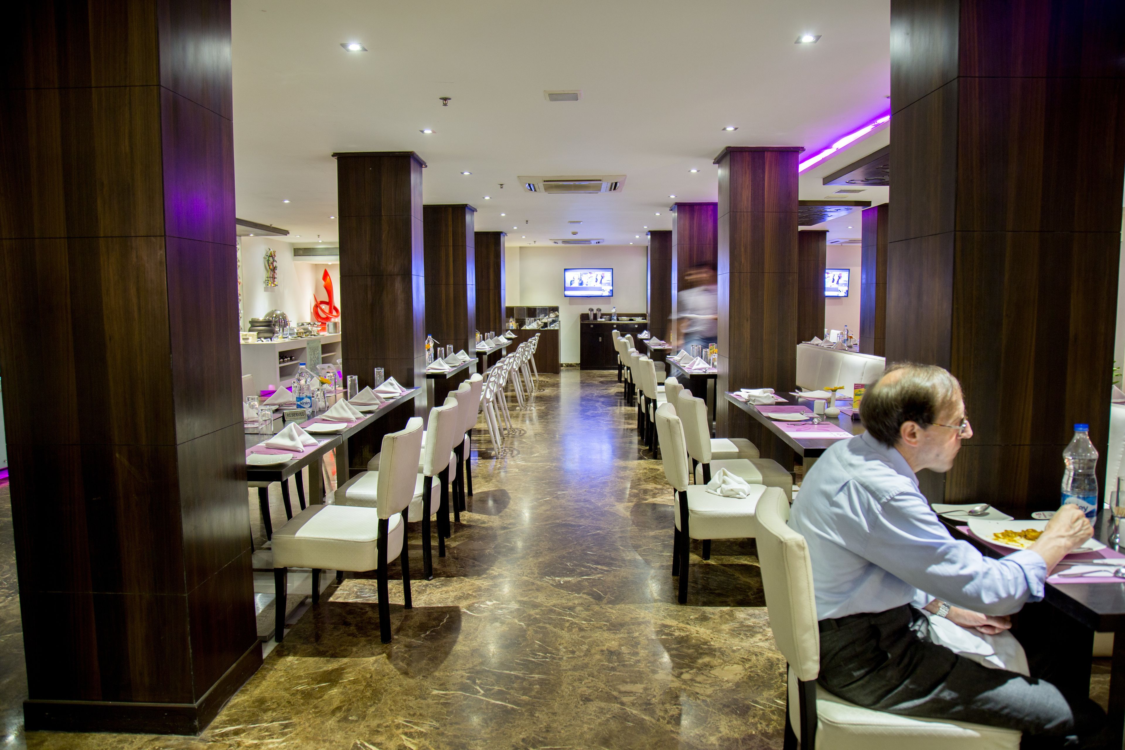 2 restaurants, breakfast, dinner served; international cuisine