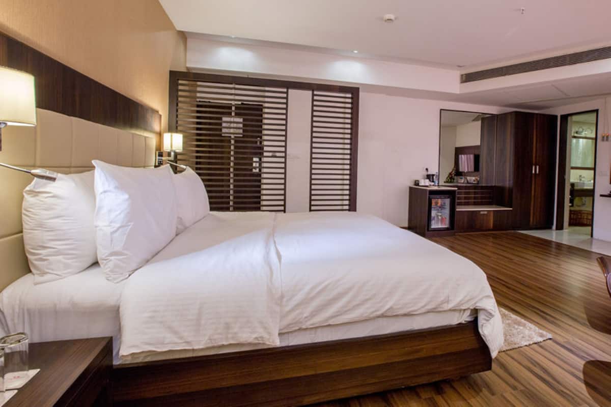 Suite | Minibar, in-room safe, desk, iron/ironing board